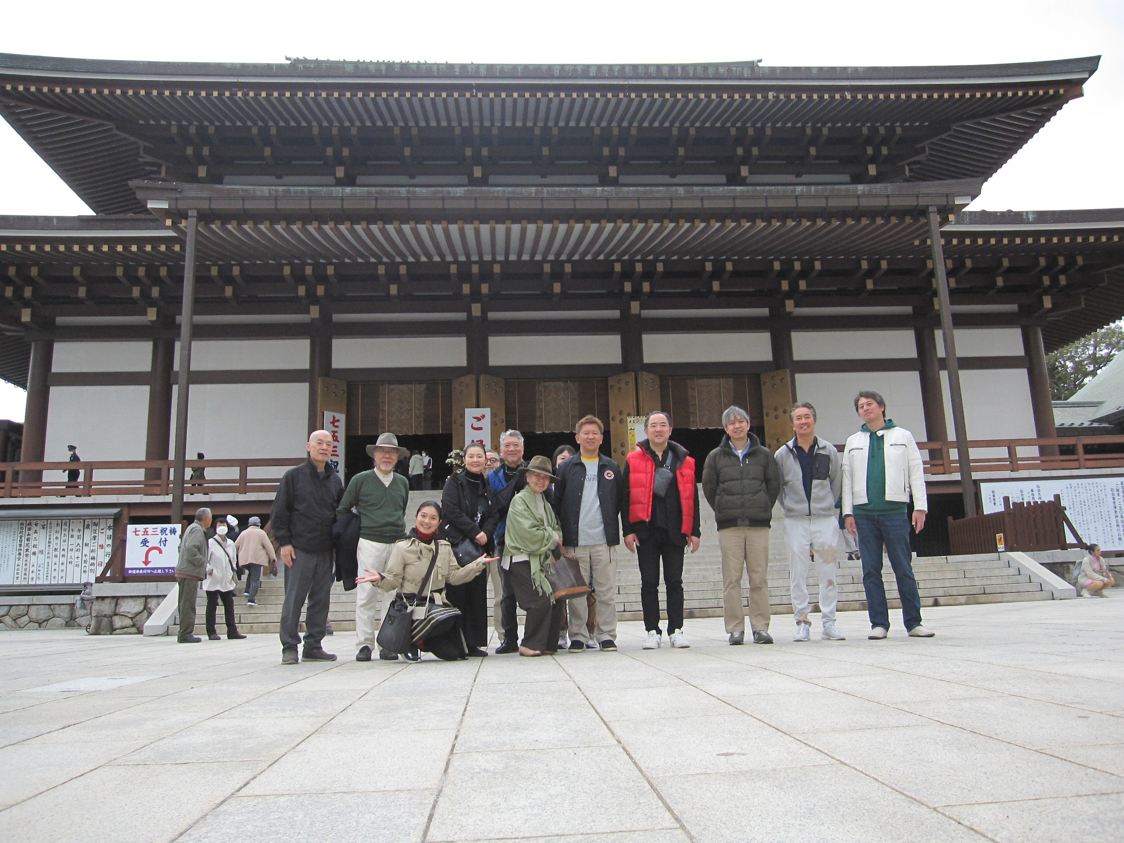 創立70周年記念旅行で成田山新勝寺を訪れた会員の皆さま